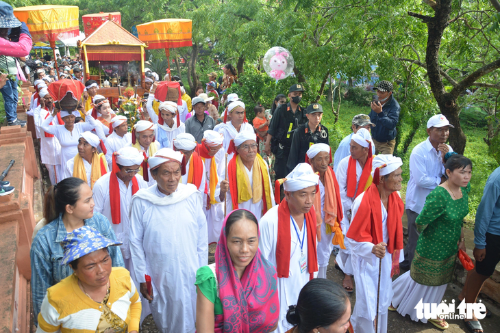 Nghi thức rước y trang, lễ vật lên tháp Pô Sah Inư trong Lễ hội Katê của người Chăm ở Bình Thuận - Ảnh: ĐỨC TRONG
