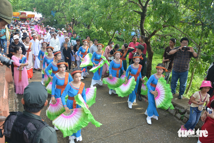 Nhiều du khách quan tâm Lễ hội Katê của người Chăm tại tháp Pô Sah Inư, TP Phan Thiết, Bình Thuận - Ảnh: ĐỨC TRONG