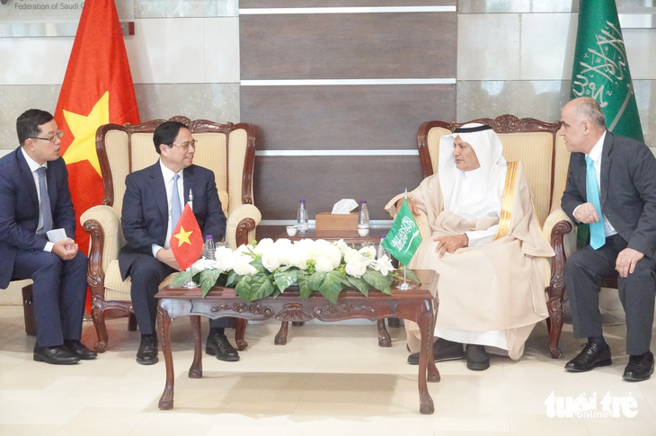 Thủ tướng Phạm Minh Chính trao đổi với ông Hassan Al Hwaiziy - chủ tịch Liên đoàn Phòng Thương mại Saudi Arabia - Ảnh: N.AN