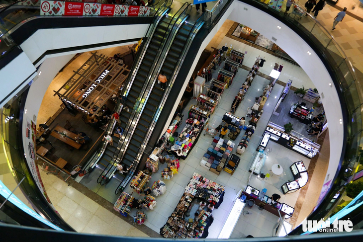 Trung tâm thương mại Vạn Hạnh Mall (quận 10) chiều 19-10 lác đác khách mua