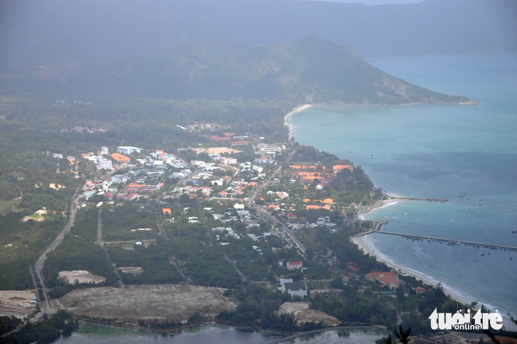 Toàn cảnh trung tâm Côn Đảo nhìn từ núi - Ảnh: ĐÔNG HÀ