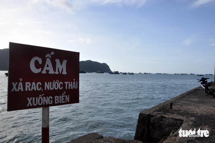 Biển báo cấm xả rác, nước thải xuống biển ở cảng Bến Đầm - Côn Đảo - Ảnh: ĐÔNG HÀ 