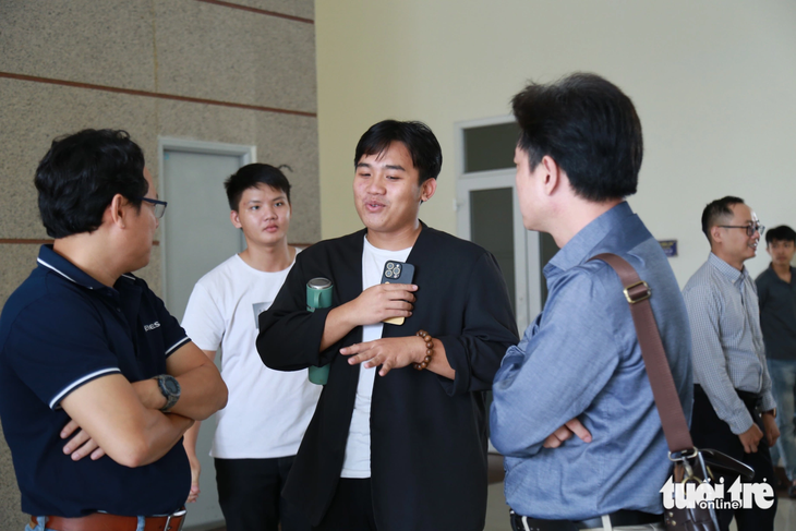 Sinh viên Trường đại học Bách khoa, Đại học Đà Nẵng gặp gỡ các đại diện doanh nghiệp phần mềm để tìm hiểu về nhu cầu nhân sự ngành vi mạch bán dẫn - Ảnh: ĐOÀN NHẠN