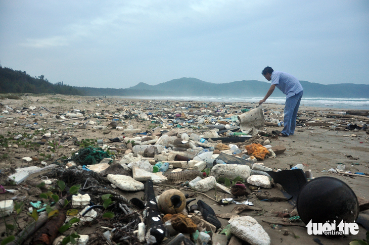Rác thải từ đại dương trong đó chủ yếu là rác thải nhựa tấp vào biển Côn Đảo - Ảnh: ĐÔNG HÀ 