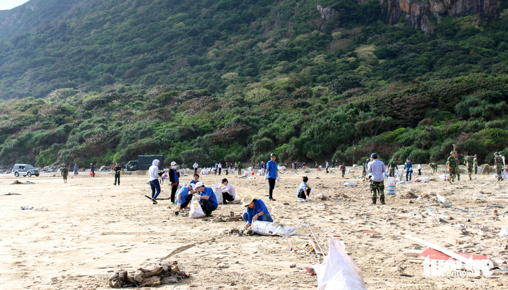 Cán bộ, người dân Côn Đảo cùng nhau dọn rác thải từ đại dương tấp vào bờ - Ảnh: ĐÔNG HÀ