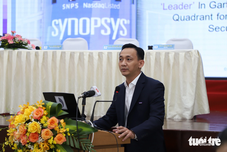 Ông Nguyễn Phúc Vinh, giám đốc kỹ thuật Synopsys Việt Nam, chia sẻ tại hội thảo - Ảnh: ĐOÀN NHẠN