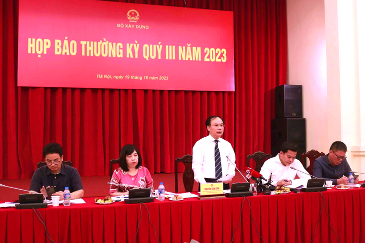 Ông Nguyễn Văn Sinh, thứ trưởng Bộ Xây dựng, phát biểu tại họp báo - Ảnh: T.Đ.H.