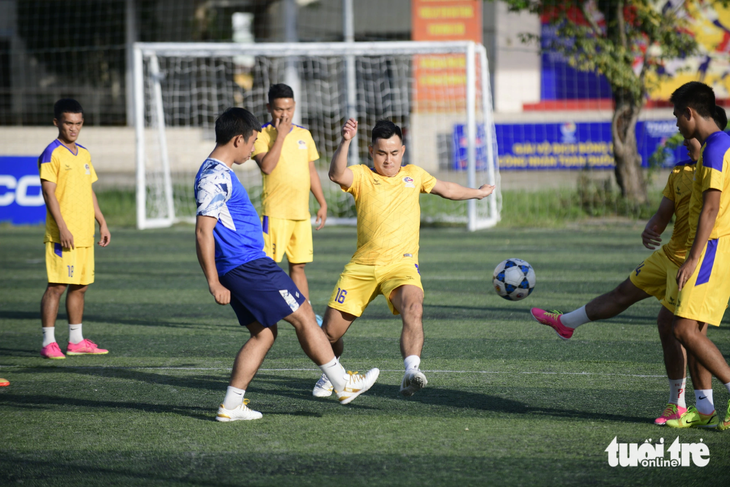 Đội Cảng Đà Nẵng tập luyện hăng say để chuẩn bị cho Giải vô địch bóng đá công nhân toàn quốc 2023 - Ảnh: QUANG ĐỊNH