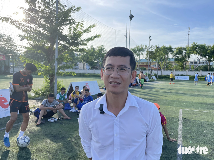 HLV trưởng đội Điện lực Quảng Nam trả lời phỏng vấn - Ảnh: ĐỨC KHUÊ