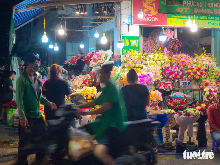Một cửa hàng hoa tại chợ Hồ Thị Kỷ lác đác khách mua hàng lúc chập tối 19-10 - Ảnh: NHẬT XUÂN