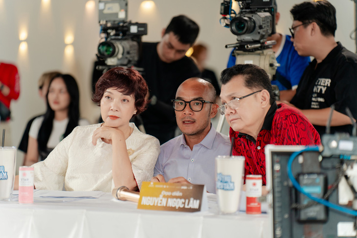 Hàng trước, từ trái qua: nghệ sĩ Lê Khanh, đạo diễn Nguyễn Ngọc Lâm, nghệ sĩ Hữu Châu tại buổi tuyển chọn diễn viên - Ảnh: BTC