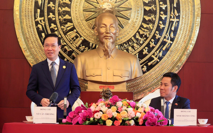 Chủ tịch nước Võ Văn Thưởng đặt hoa tưởng nhớ Bác Hồ, thăm nông thôn mới Trung Quốc