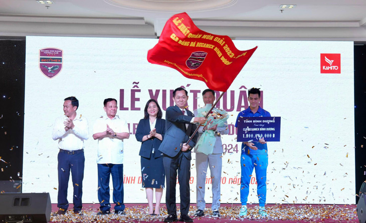 Chủ tịch CLB B.Bình Dương Hồ Hồng Thạch phất cờ tại lễ xuất quân - Ảnh: BBFC