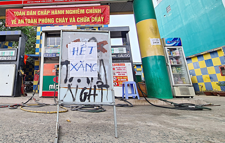 Các cây xăng tại Gò Vấp (TP.HCM) để bảng hết xăng vào đợt cao điểm khan hiếm xăng dầu 2022  - Ảnh: NGỌC HIỂN