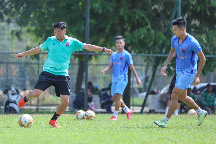 HLV Lê Huỳnh Đức hướng dẫn các cầu thủ B.Bình Dương tập luyện - Ảnh: BBFC