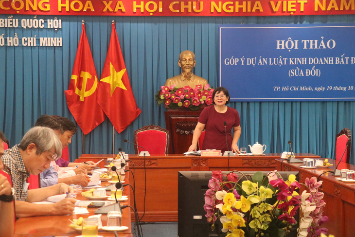 Phó trưởng đoàn chuyên trách Đoàn đại biểu Quốc hội TP.HCM Văn Thị Bạch Tuyết phát biểu kết luận hội thảo - Ảnh: CẨM NƯƠNG