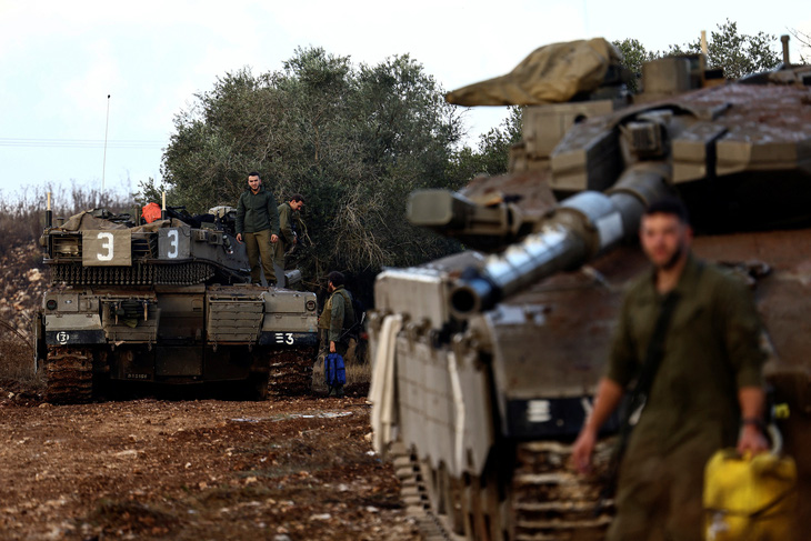 Lính Israel gần biên giới với Lebanon ngày 19-10 - Ảnh: REUTERS