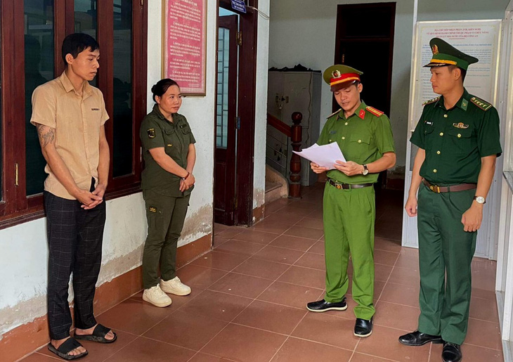Cơ quan công an và biên phòng tỉnh Quảng Trị khởi tố bị can Sanh và Sầu để điều tra sự liên quan đến vụ cô gái bị lừa bán sang Trung Quốc - Ảnh: PHAN VĨNH