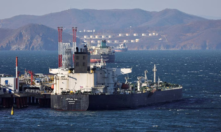 Một con tàu chở dầu của Trung Quốc neo gần thành phố cảng Nakhodka, miền đông nước Nga - Ảnh: REUTERS