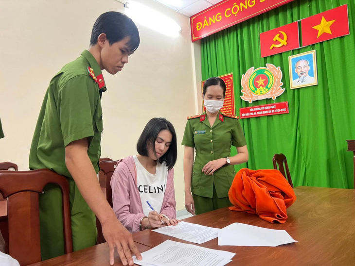 'Chị đẹp' Ngọc Trinh chiếm sạch spotlight 30 mỹ nhân Việt - Ảnh 1.