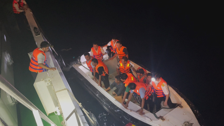 Tàu 467 của hải quân tiếp nhận và đưa 40 ngư dân cùng 2 thi thể trong vụ tai nạn làm tàu QNa 90129 chìm để đưa về quê nhà - Ảnh: Vùng 4 hải quân
