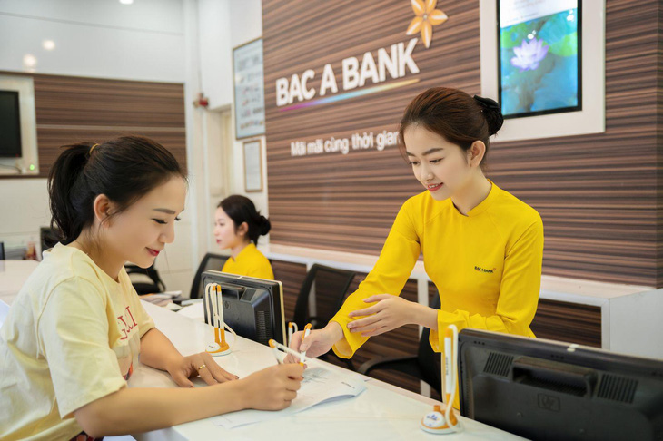 Khách hàng giao dịch tại Bac A Bank