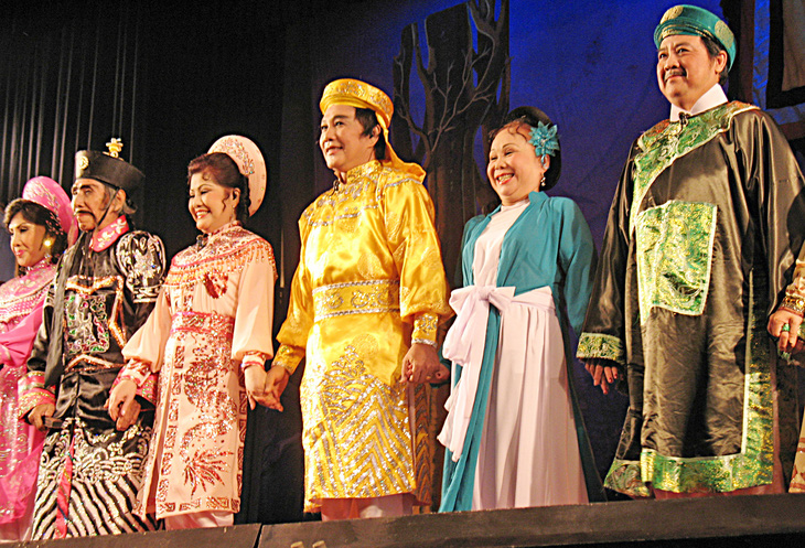 Từ trái qua: các nghệ sĩ Lệ Thủy, Văn Ngà, Phượng Liên, Tuấn Thanh, Kiều Mai Lý, Bảo Quốc chào khán giả sau đêm diễn vở Tiếng trống Mê Linh năm 2008  - Ảnh: LINH ĐOAN