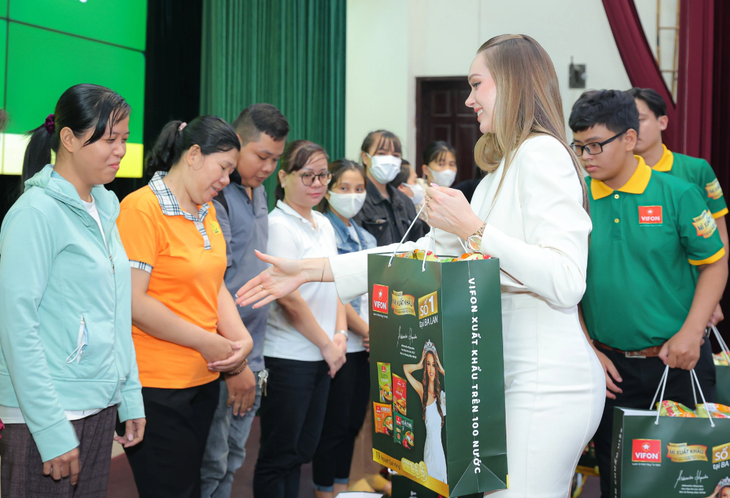 Ngày 8-10, Hoa hậu Ba Lan 2022 Aleksandra Klepaczka trao các phần quà tới các thầy cô giáo và nhân viên ngành giáo dục quận Tân Phú. Buổi thiện nguyện này là hoạt động khởi đầu cho chuỗi những hoạt động với tư cách là đại sứ thương hiệu của VIFON, cũng như các hoạt động thiện nguyện của Hoa hậu Ba Lan 2022 Aleksandra Klepaczka tại Việt Nam