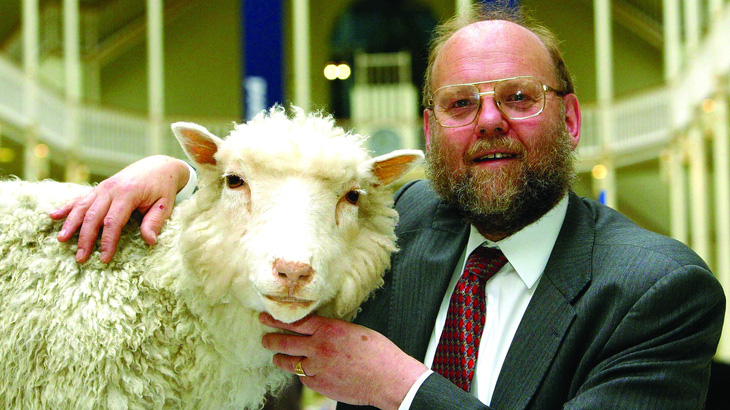 Ian Wilmut và cừu Dolly. Ảnh: PA/Alamy