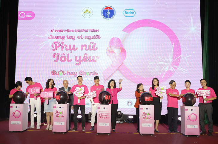 Các đại biểu phát động chiến dịch truyền thông nâng cao nhận thức về bệnh nhân ung thư vú “Chung tay vì người phụ nữ tôi yêu” năm 2023 - Ảnh: T.MINH