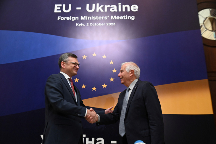 Ông Josep Borrell (phải) và Ngoại trưởng Ukraine Dmytro Kuleba trước thềm cuộc họp của các ngoại trưởng 27 nước thành viên EU hôm 2-10 tại Kiev, Ukraine - Ảnh: REUTERS
