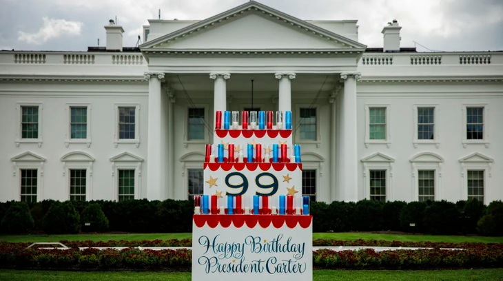 Hình ảnh chiếc bánh bằng gỗ nhân sinh nhật lần thứ 99 của cựu tổng thống Mỹ Jimmy Carter được đặt trên bãi cỏ Nhà Trắng vào ngày 30-9 - Ảnh chụp màn hình Axios