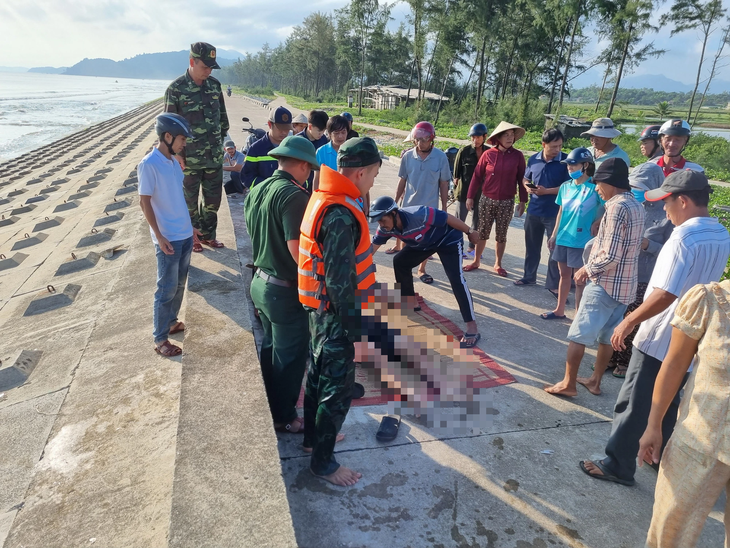Lực lượng chức năng đã tìm thấy thi thể 2 học sinh bị đuối nước tại bãi biển xã Giang Hải (huyện Phú Lộc, Thừa Thiên Huế) - Ảnh: NGỌC BÌNH