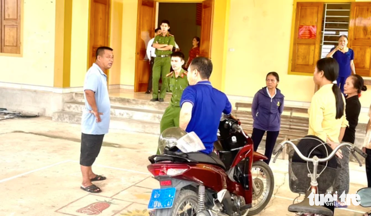 Người dân phản ảnh đến công an về trường hợp có dấu hiệu lừa đảo bán hàng tại một nhà văn hóa thôn ở Nghệ An - Ảnh: N.THẮNG