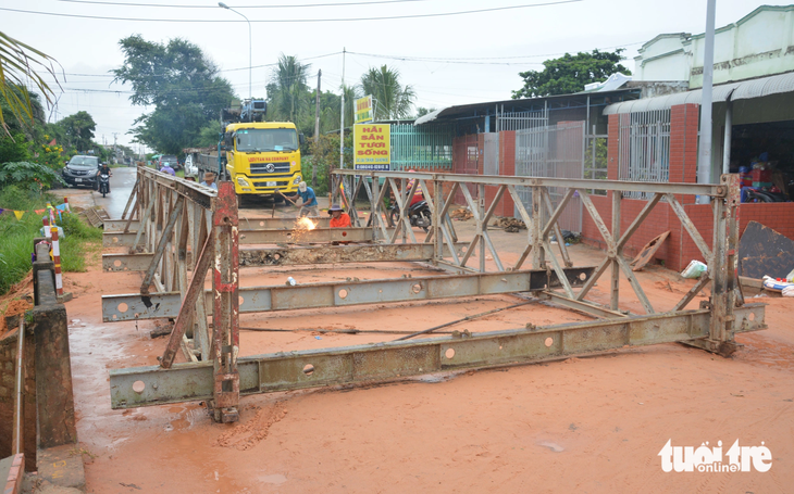 Riêng xe ô tô, xe tải vẫn chưa chạy được vì cây cầu ở thôn Tiến Hải đã sập mố, địa phương đang đua với thời gian làm cây cầu tạm