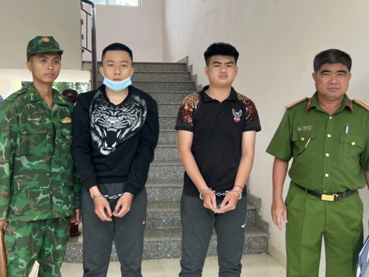 Tuấn và Trường đang trốn sang Campuchia thì bị biên phòng Long An bắt giữ - Ảnh: P.T.T.