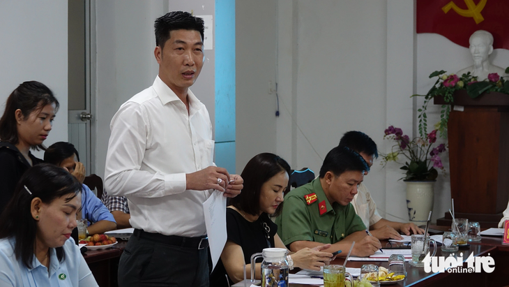 Ông Nguyễn Lê Quốc Toàn - phó chủ tịch UBND TP Phú Quốc - trả lời các câu hỏi của báo chí liên quan đến 79 căn biệt thự trái phép ở ấp Đường Bào, xã Dương Tơ - Ảnh: CHÍ CÔNG