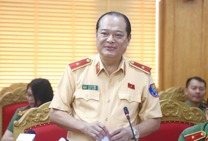 Thiếu tướng Lê Xuân Đức thông tin về kết quả đấu giá biển số đẹp - Ảnh: DANH TRỌNG