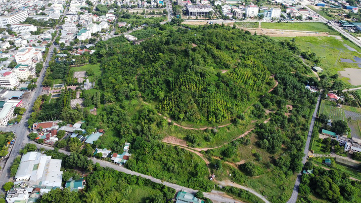 Núi Thiên Bút nằm giữa TP Quảng Ngãi từng được quy hoạch làm khu đô thị sinh thái, nay tỉnh Quảng Ngãi quyết định sử dụng toàn bộ quỹ đất làm công viên cây xanh và các công trình công ích - Ảnh: TRẦN MAI