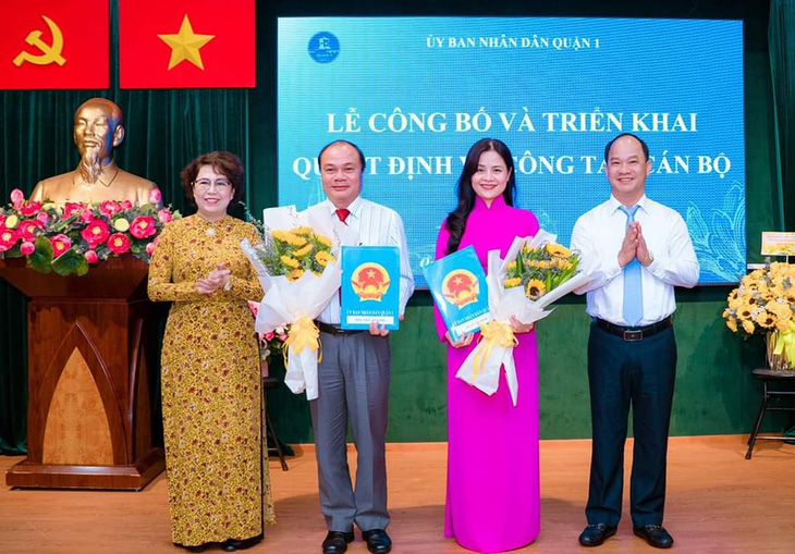 Lãnh đạo quận 1, TP.HCM trao quyết định điều động và bổ nhiệm cho ông Võ Cao Long (thứ 2 từ trái qua) và bà Lê Thị Bình (thứ ba từ trái qua) - Ảnh: UBND quận 1 cung cấp 