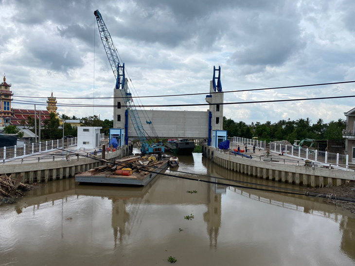 Một trong 6 cống ngăn mặn do tỉnh Tiền Giang đầu tư dọc theo sông Tiền đã hoàn thành và sẽ đưa vào vận hành từ tháng 10-2023 - Ảnh: MẬU TRƯỜNG