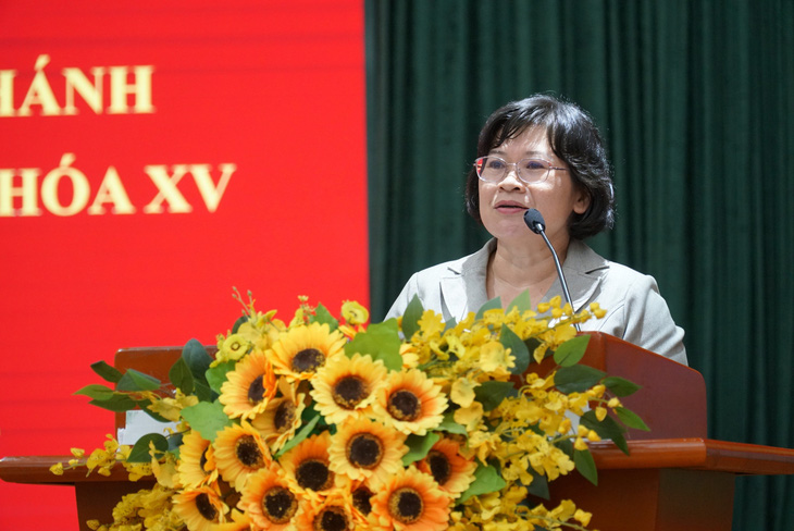 Phó trưởng đoàn chuyên trách Đoàn đại biểu Quốc hội TP.HCM Văn Thị Bạch Tuyết trả lời kiến nghị cử tri - Ảnh: B.P 