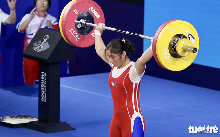 Nữ vận động viên cử tạ Triều Tiên phá 22 kỷ lục trong 6 lần nâng tạ