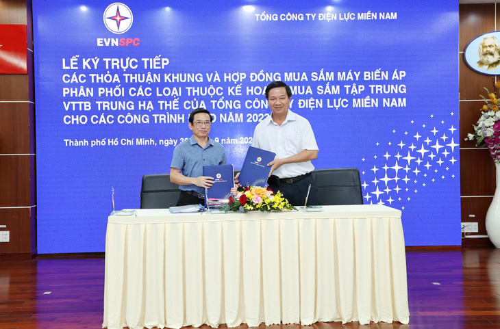Ông Lê Hoàng Oanh - Giám đốc Công ty Điện lực Long An (áo trắng) ký hợp đồng với Công ty cổ phần Chế tạo thiết bị điện Việt Nam (Havec) cho Gói thầu số 1 - Máy biến áp phân phối 1 pha (25kVA - 37,5 kVA) - Ảnh: EVNSPC