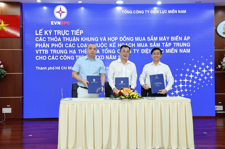 Ông Lê Minh Quốc Việt - Giám đốc Công ty Điện lực Bình Dương (ngoài cùng bên phải) ký Hợp đồng với Liên danh Công ty cổ phần cơ điện Thủ Đức và Công ty cổ phần thiết bị điện & chế tạo biến thế Hà Nội (Liên danh EMC-CTC) cho Gói 2 - Máy biến áp phân phối 1 pha (75kVA-100kVA) - Ảnh: EVNSPC