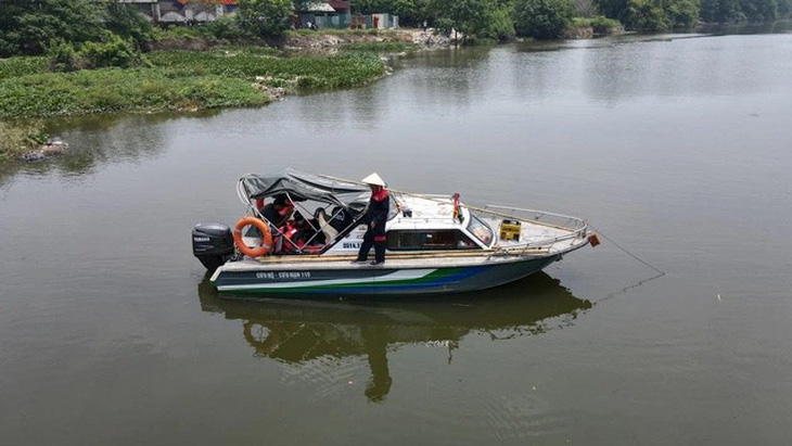 Đội cứu hộ cứu nạn lần tìm tòi cô nàng thất lạc Lương Hải Như ở ngay gần cầu Tân Phú (xã Vân Côn, thị xã Hoài Đức, Hà Nội) thời gian mon 8-2022 - Ảnh: C.TUỆ