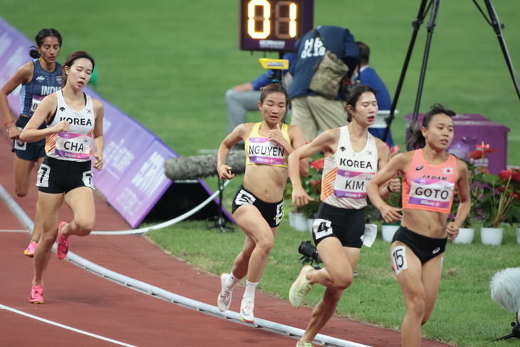 Nguyễn Thị Oanh (số 5) thi đấu 1.500m nữ vào tối 1-10 - Ảnh: QUÝ LƯỢNG