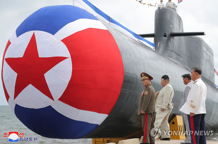 Ảnh do Hãng thông tấn trung ương Triều Tiên công bố vào ngày 8-9-2023 cho thấy nhà lãnh đạo Triều Tiên Kim Jong Un dự buổi lễ hạ thủy &quot;tàu ngầm tấn công hạt nhân chiến thuật&quot; mới được chế tạo của nước này - Ảnh: YONHAP/KCNA