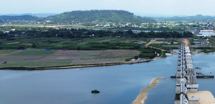 Đảo Ngọc, xã Tịnh An, TP Quảng Ngãi có vị trí giữa sông Trà Khúc cực đẹp. Trước khi rục rịch đầu tư khu đô thị đảo chỉ có 214 thửa đất, trong 7 năm tách thành 1.227 thửa - Ảnh: TRẦN MAI