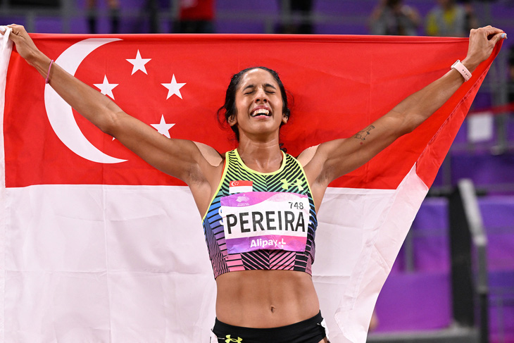 Cô gái của Singapore đã bật khóc khi giành huy chương vàng - Ảnh: AFP